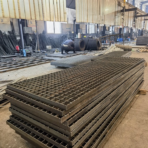 平台鋼格柵鋼格板在現代商業(ye) 建築中的應用