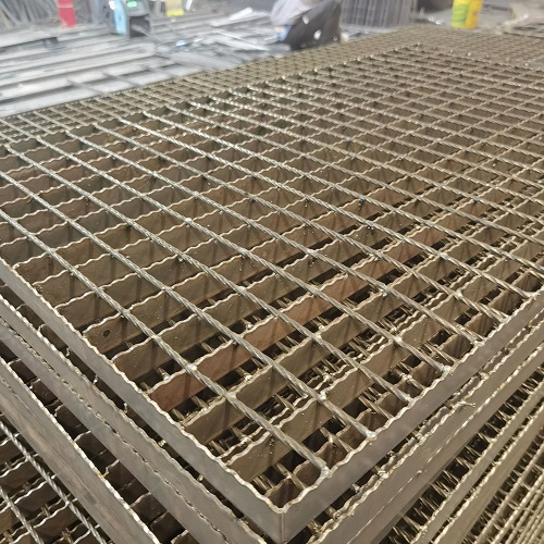 煤礦工程中:G355/30/100鋼格板鋼格柵板的安全性